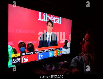 Eine Frau sieht Justin Trudeau, den Führer der Liberalen Partei Kanadas, während einer Fernsehansprache in der Wahlnacht in den CTV News sprechen. Die vorgezogenen Wahlergebnisse sagen voraus, dass der liberale Führer Justin Trudeau bei diesen Parlamentswahlen 44. genügend Sitze gewinnen wird, um am Montag, dem 20. September 2021, in Edmonton, Alberta, eine weitere Minderheitsregierung zu bilden. Kanada. (Foto von Artur Widak/NurPhoto) Stockfoto