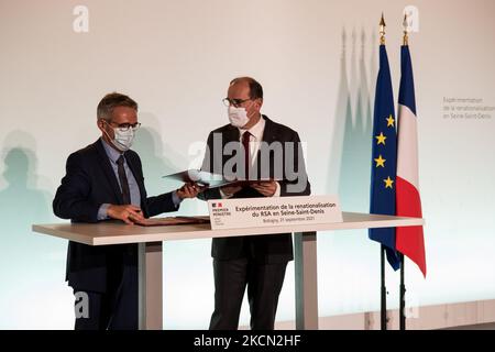 Der französische Premierminister Jean Castex und der Präsident des Generalrats des Departements seine Saint-Denis, Stéphane Troussel, unterzeichnen im Konferenzraum der Präfektur seine Saint-Denis in Bobigny das Pilotabkommen über die Versuche zur Rezentralisierung der Finanzierung des aktiven Solidaritätseinkommens (RSA), Am 21. September 2021. (Foto von Andrea Savorani Neri/NurPhoto) Stockfoto