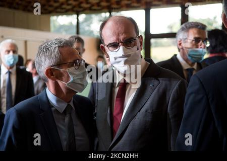 Der französische Premierminister Jean Castex und der Präsident des Generalrats des Departements seine Saint-Denis Stéphane Troussel (L) am Ende der Pressekonferenz am 21. September 2021 in der Präfektur seine Saint-Denis in Bobigny. (Foto von Andrea Savorani Neri/NurPhoto) Stockfoto