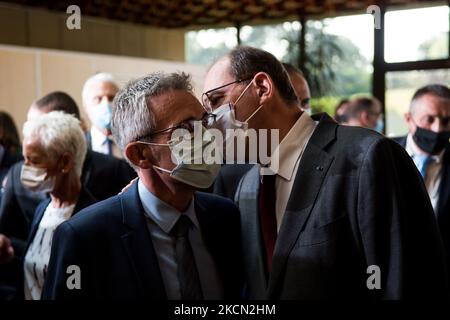 Der französische Premierminister Jean Castex und der Präsident des Generalrats des Departements seine Saint-Denis Stéphane Troussel (L) am Ende der Pressekonferenz am 21. September 2021 in der Präfektur seine Saint-Denis in Bobigny. (Foto von Andrea Savorani Neri/NurPhoto) Stockfoto