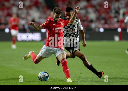 Rafa Silva von SL Benfica (L) steht am 20. September 2021 beim Fußballspiel der Portugiesischen Liga zwischen SL Benfica und Boavista FC im Luz-Stadion in Lissabon, Portugal, mit Rodrigo Abascal vom Boavista FC auf dem Spiel. (Foto von Pedro FiÃºza/NurPhoto) Stockfoto