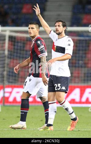 Kevin Bonifazi (Bologna F.C.) (Links) und Mattia Destro (FC Genua) während des italienischen Fußballmatches Serie A Bologna F.C. gegen Genua C.F.C. im Renato Dall'Ara Stadion in Bologna, Italien, 21. September 2021. (Foto von Michele Nucci/LiveMedia/NurPhoto) Stockfoto