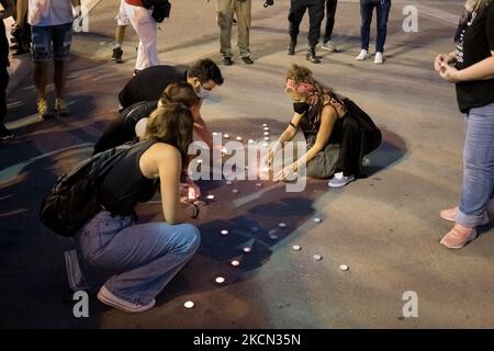 Protestkundgebung von LGBTQ-Mitgliedern und anderen Aktivisten drei Jahre nach der Tötung des schwulen Aktivisten Zak Kostopoulos am 21. September 2021 in Athen, Griechenland. ZAK Kostopoulos wurde am 21. September 2018 von dem Besitzer eines Juweliershodens und einem Passagier während eines Raubversuchs im Stadtzentrum von Athen zu Tode gelyncht. (Foto von Nikolas Kokovlis/NurPhoto) Stockfoto