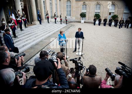 Der französische Präsident Emmanuel Macron begrüßt die deutsche Bundeskanzlerin Angela Merkel am 16. September 2021 im Elysee-Präsidentenpalast in Paris, Frankreich. (Foto von Andrea Savorani Neri/NurPhoto) Stockfoto