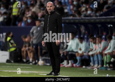 Levante UD-Manager Paco LOPEZ beim Spiel in der Liga zwischen Levante UD und Celta de Vigo im Stadion Ciutat de Valencia am 21. September 2021. (Foto von Jose Miguel Fernandez/NurPhoto) Stockfoto