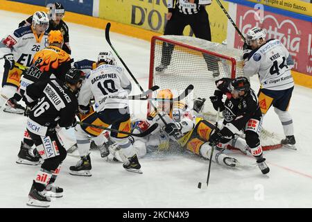 Jérôme Bachofner EV Zug und ELIA RIVA Lugano Hockey HC Lugano vs. EV Zug Nationalliga Saison 2021/2022 am 21. September 2021 in der Corner Arena in Lugano, Schweiz (Foto: Fabio Averna/NurPhoto) Stockfoto