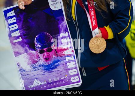 Laura Gonzalez, die Schwimmen-Bronzemedaille posiert für ein Foto mit ihrer Paralympischen Bronzemedaille während einer Begrüßungsveranstaltung für die kolumbianischen Paralympischen Athleten, die am 21. September 2021 an den Paralympics in Tokio 2020+1 in Bogota, Kolumbien, teilgenommen haben. (Foto von Sebastian Barros/NurPhoto) Stockfoto