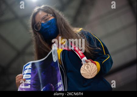 Laura Gonzalez, die Schwimmen-Bronzemedaille posiert für ein Foto mit ihrer Paralympischen Bronzemedaille während einer Begrüßungsveranstaltung für die kolumbianischen Paralympischen Athleten, die am 21. September 2021 an den Paralympics in Tokio 2020+1 in Bogota, Kolumbien, teilgenommen haben. (Foto von Sebastian Barros/NurPhoto) Stockfoto