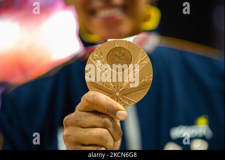 Diego Dueñas, Paracycling-Bronzemedaillengewinnerin, posiert für ein Foto mit seiner Medaille während einer Begrüßungsveranstaltung für die kolumbianischen Paralympischen Athleten, die am 21. September 2021 an den Paralympics in Tokio 2020+1 in Bogota, Kolumbien, teilgenommen haben. (Foto von Sebastian Barros/NurPhoto) Stockfoto