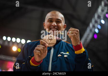 Diego Dueñas, Paracycling-Bronzemedaillengewinnerin, posiert für ein Foto mit seiner Medaille während einer Begrüßungsveranstaltung für die kolumbianischen Paralympischen Athleten, die am 21. September 2021 an den Paralympics in Tokio 2020+1 in Bogota, Kolumbien, teilgenommen haben. (Foto von Sebastian Barros/NurPhoto) Stockfoto