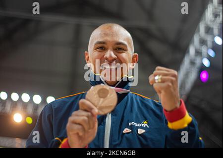 Diego Dueñas, Paracycling-Bronzemedaillengewinnerin, posiert für ein Foto mit seiner Medaille während einer Begrüßungsveranstaltung für die kolumbianischen Paralympischen Athleten, die am 21. September 2021 an den Paralympics in Tokio 2020+1 in Bogota, Kolumbien, teilgenommen haben. (Foto von Sebastian Barros/NurPhoto) Stockfoto