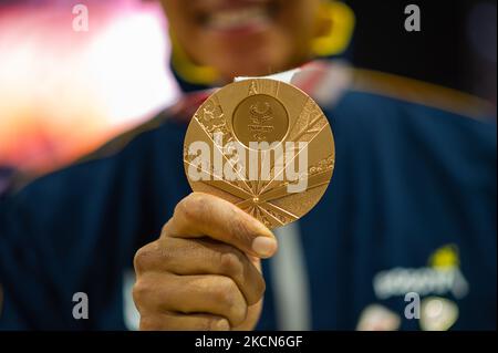 Diego Dueñas, Paracycling-Bronzemedaillengewinnerin, posiert für ein Foto mit seiner Medaille während einer Begrüßungsveranstaltung für die kolumbianischen Paralympischen Athleten, die am 21. September 2021 an den Paralympics in Tokio 2020+1 in Bogota, Kolumbien, teilgenommen haben. (Foto von Sebastian Barros/NurPhoto) Stockfoto