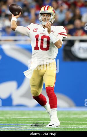 San Francisco 49ers Quarterback Jimmy Garoppolo (10) wirft den Ball während eines NFL-Fußballspiels zwischen den Detroit Lions und dem San Francisco 49ers in Detroit, Michigan, USA, am Sonntag, 12. September 2021. (Foto von Amy Lemus/NurPhoto) Stockfoto