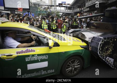 Die Kundgebung begann mit einem Stück dramatischer Symbolik. Herr Nattawut, der eine Taxi-Uniform auftrug, rammte ein Taxi in einen Panzer aus Pappe, während Demonstranten für Gen Prayuts Sturz skandierten. Regierungsfeindliche Demonstranten in Bangkok, Thailand, am 19. September 2021, während einer Demonstration anlässlich des 15-jährigen Jubiläums seit der militärischen Übernahme von 2006 in Bangkok am 19. September 2021, als sie den Rücktritt der aktuellen Regierung wegen ihres Umgangs mit der Coronavirus-Krise von Covid-19 forderten. (Foto von Atiwat Silpamethanont/NurPhoto) Stockfoto