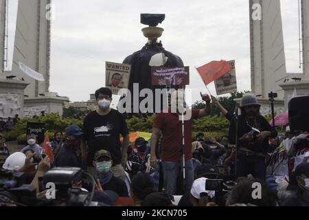 Am 19 2021. September sprechen der Anführer der Roten Trikots, Nattawut Saikuar, und der Aktivist der Roten Trikots, Sombat Boonngam-Anong, vor den Demonstranten am Democracy Monument, dem endgültigen Ziel der Carmob-Kundgebung. Regierungsfeindliche Demonstranten in Bangkok, Thailand, am 19. September 2021, während einer Demonstration anlässlich des 15-jährigen Jubiläums seit der militärischen Übernahme von 2006 in Bangkok am 19. September 2021, als sie den Rücktritt der aktuellen Regierung wegen ihres Umgangs mit der Coronavirus-Krise von Covid-19 forderten. (Foto von Atiwat Silpamethanont/NurPhoto) Stockfoto