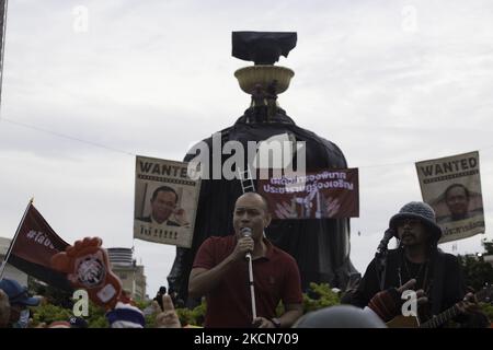 Der Anführer der roten Hemden, Nattawut Saikuar, spricht vor den Demonstranten am Democracy Monument, dem endgültigen Ziel der Carmob-Kundgebung. Regierungsfeindliche Demonstranten in Bangkok, Thailand, am 19. September 2021, während einer Demonstration anlässlich des 15-jährigen Jubiläums seit der militärischen Übernahme von 2006 in Bangkok am 19. September 2021, als sie den Rücktritt der aktuellen Regierung wegen ihres Umgangs mit der Coronavirus-Krise von Covid-19 forderten. (Foto von Atiwat Silpamethanont/NurPhoto) Stockfoto