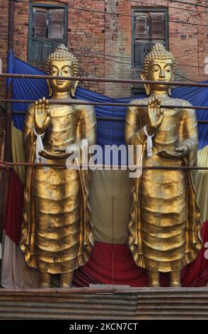 Zwei große Statuen von Lord Buddha ruhen am Straßenrand, bevor sie in ein lokales Kloster transportiert werden, wo sie im Dorf Kirtipur in Nepal aufgestellt werden. (Foto von Creative Touch Imaging Ltd./NurPhoto) Stockfoto