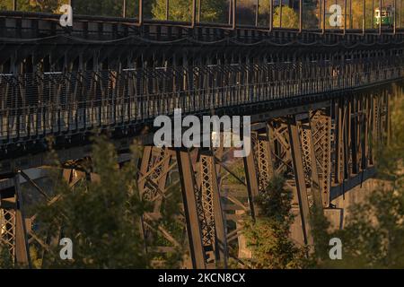 Eine historische Straßenbahn auf der High Level Bridge von Edmonton. Am Donnerstag, den 23. September 2021, in Edmonton, Alberta, Kanada. (Foto von Artur Widak/NurPhoto) Stockfoto