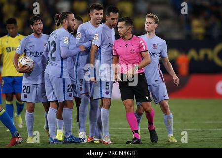 Barcelona-Spieler protestieren beim La Liga Santander-Spiel zwischen Cadiz CF und FC Barcelona am 23. September 2021 im Estadio Nuevo Mirandilla in Cadiz, Spanien, gegen den Schiedsrichter Carlos del Cerro Grande. (Foto von Jose Breton/Pics Action/NurPhoto) Stockfoto