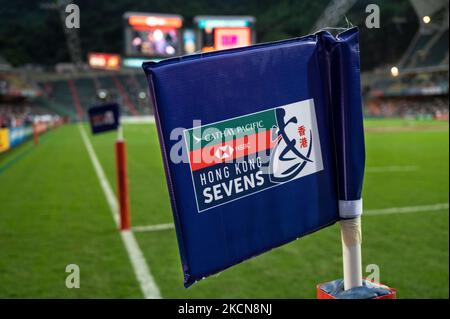 Hongkong, China. 04.. November 2022. Ein Schild auf dem Spielfeld, der Name und das Logo des Cathay Pacific/HSBC Hong Kong Seven Rugby-Turniers in Hongkong. Die Hongkong-Sevens kehren zurück, nachdem sie wegen der Pandemiebeschränkungen in der Stadt mehr als zwei Jahre abgesagt haben. Kredit: SOPA Images Limited/Alamy Live Nachrichten Stockfoto