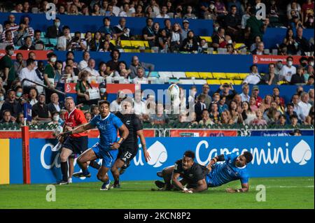 Hongkong, China. 04.. November 2022. Neuseeländische und samoische Spieler versuchen, am ersten Tag des Cathay Pacific/HSBC Hong Kong Seven Rugby Turniers in Hongkong einen lockeren Ball zu erwischen.Endstand: Neuseeland - Samoa: 0-24. Die Hongkong-Sevens kehren zurück, nachdem sie wegen der Pandemiebeschränkungen in der Stadt mehr als zwei Jahre abgesagt haben. Kredit: SOPA Images Limited/Alamy Live Nachrichten Stockfoto