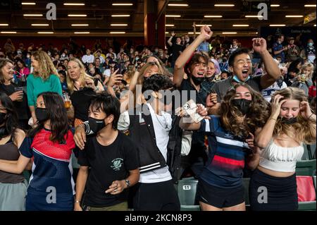 Hongkong, China. 04.. November 2022. Die Zuschauer jubeln und reagieren am ersten Tag des Cathay Pacific/HSBC Hong Kong Seven Rugby-Turniers in Hongkong. Die Hongkong-Sevens kehren zurück, nachdem sie wegen der Pandemiebeschränkungen in der Stadt mehr als zwei Jahre abgesagt haben. Kredit: SOPA Images Limited/Alamy Live Nachrichten Stockfoto