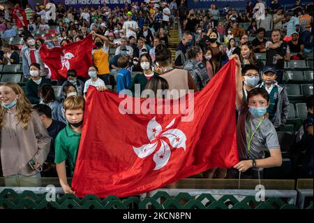 Hongkong, China. 04.. November 2022. Die Zuschauer halten am ersten Tag des Cathay Pacific/HSBC Hong Kong Seven Rugby-Turniers in Hongkong Flaggen in Hongkong. Die Hongkong-Sevens kehren zurück, nachdem sie wegen der Pandemiebeschränkungen in der Stadt mehr als zwei Jahre abgesagt haben. Kredit: SOPA Images Limited/Alamy Live Nachrichten Stockfoto