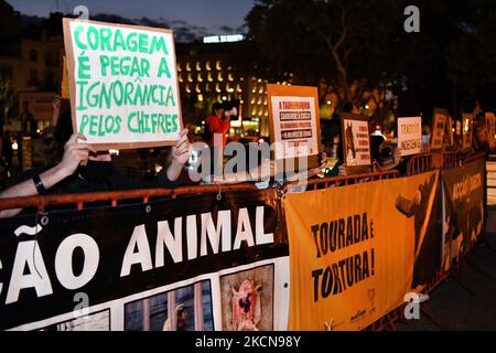 Tierschützer halten Transparente gegen Stierkämpfe. Lissabon, Den 23. September 2021. Mehrere Tierschutzgruppen protestierten gegen Stierkämpfe, die mit der Wiedereröffnung der Stierkampfarena Campo pequeÃ±o nach ihrer Schließung aufgrund der Aktion covd-19 zusammenfielen. (Foto von Jorge Mantilla/NurPhoto) Stockfoto