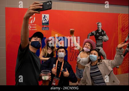 Hongkong, China. 04.. November 2022. Die Zuschauer machen während des Cathay Pacific/HSBC Hong Kong Seven Rugby-Turniers ein Selfie im Stadion von Hongkong. Die Hongkong-Sevens kehren zurück, nachdem sie wegen der Pandemiebeschränkungen in der Stadt mehr als zwei Jahre abgesagt haben. Kredit: SOPA Images Limited/Alamy Live Nachrichten Stockfoto