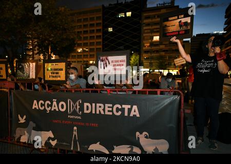 Tierschützer halten Transparente gegen Stierkämpfe. Lissabon, Den 23. September 2021. Mehrere Tierschutzgruppen protestierten gegen Stierkämpfe, die mit der Wiedereröffnung der Stierkampfarena Campo pequeÃ±o nach ihrer Schließung aufgrund der Aktion covd-19 zusammenfielen. (Foto von Jorge Mantilla/NurPhoto) Stockfoto