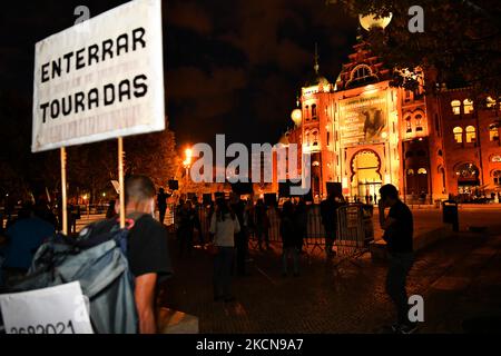 Tierschützer halten Transparente gegen Stierkämpfe. Lissabon, Den 23. September 2021. Mehrere Tierschutzgruppen protestierten gegen Stierkämpfe, die mit der Wiedereröffnung der Stierkampfarena Campo pequeÃ±o nach ihrer Schließung aufgrund der Aktion covd-19 zusammenfielen. (Foto von Jorge Mantilla/NurPhoto) Stockfoto