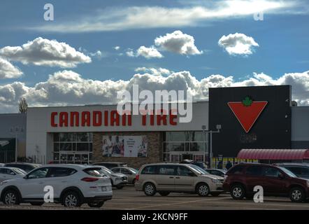 Logo von Canadian Tire und Geschäft in Edmonton. Am Freitag, den 17. August 2021, in Edmonton, Alberta, Kanada. (Foto von Artur Widak/NurPhoto) Stockfoto