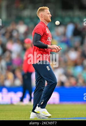 Sydney, Australien. 05.. November 2022. Ben Stokes aus England bereitet sich auf den Ball vor, während des Spiels der ICC Men's World Cup Group 1 zwischen England und Sri Lanka am 05. November T20 2022 auf dem Sydney Cricket Ground in Sydney, Australien. DAS BILD DARF NUR REDAKTIONELL VERWENDET WERDEN – ES DARF NICHT KOMMERZIELL VERWENDET WERDEN. Keine Verwendung bei Wetten, Spielen oder Veröffentlichungen einzelner Clubs/Vereine/Spieler. Kredit: Izhar Ahmed Khan/Alamy Live Nachrichten/Alamy Live Nachrichten Stockfoto