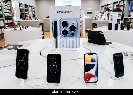 Die iPhones 13 Pro sind am 24.. September 2021 im iSpot-Store im Bonarka-Einkaufszentrum in Krakau, Polen, zu sehen. Die globale Markteinführung des iPhone 13 fand heute neben dem iPhone 13 Mini, iPhone 13 Pro und iPhone 13 Pro Max statt. (Foto von Beata Zawrzel/NurPhoto) Stockfoto