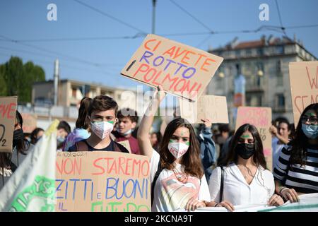 Jugendliche protestieren während des Klimastreiks am 24. September 2021 in Turin, Italien. Rund 16 Städte in ganz Europa haben Proteste gegen den Klimawandel geplant, um intersektionale Klimagerechtigkeit zu fordern. FridaysForFuture ist eine globale Klimastreik-Bewegung von Schülern, die im August 2018 mit der schwedischen Schülerin Greta Thunberg mediatisiert wurde. (Foto von Alberto Gandolfo/NurPhoto) Stockfoto