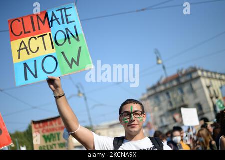 Jugendliche protestieren während des Klimastreiks am 24. September 2021 in Turin, Italien. Rund 16 Städte in ganz Europa haben Proteste gegen den Klimawandel geplant, um intersektionale Klimagerechtigkeit zu fordern. FridaysForFuture ist eine globale Klimastreik-Bewegung von Schülern, die im August 2018 mit der schwedischen Schülerin Greta Thunberg mediatisiert wurde. (Foto von Alberto Gandolfo/NurPhoto) Stockfoto