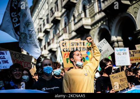 Jugendliche protestieren während des Klimastreiks am 24. September 2021 in Turin, Italien. Rund 16 Städte in ganz Europa haben Proteste gegen den Klimawandel geplant, um intersektionale Klimagerechtigkeit zu fordern. FridaysForFuture ist eine globale Klimastreik-Bewegung von Schülern, die im August 2018 mit der schwedischen Schülerin Greta Thunberg mediatisiert wurde. (Foto von Alberto Gandolfo/NurPhoto) Stockfoto