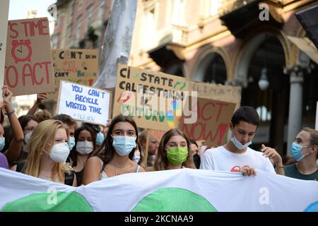 Jugendliche protestieren während des Klimastreiks am 24. September 2021 in Turin, Italien. Rund 16 Städte in ganz Europa haben Proteste gegen den Klimawandel geplant, um intersektionale Klimagerechtigkeit zu fordern. FridaysForFuture ist eine globale Klimastreik-Bewegung von Schülern, die im August 2018 mit der schwedischen Schülerin Greta Thunberg mediatisiert wurde. (Foto von Alberto Gandolfo/NurPhoto) Stockfoto