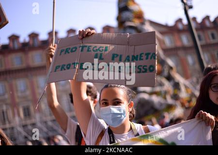 Jugendliche protestieren während des Klimastreiks am 24. September 2021 in Turin, Italien. Rund 16 Städte in ganz Europa haben Proteste gegen den Klimawandel geplant, um intersektionale Klimagerechtigkeit zu fordern. FridaysForFuture ist eine globale Klimastreik-Bewegung von Schülern, die im August 2018 mit der schwedischen Schülerin Greta Thunberg mediatisiert wurde. (Foto von Alberto Gandolfo/NurPhoto) Stockfoto
