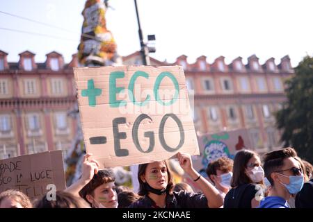 Jugendliche protestieren während des Klimastreiks am 24. September 2021 in Turin, Italien. Rund 16 Städte in ganz Europa haben Proteste gegen den Klimawandel geplant, um intersektionale Klimagerechtigkeit zu fordern. FridaysForFuture ist eine globale Klimastreik-Bewegung von Schülern, die im August 2018 mit der schwedischen Schülerin Greta Thunberg mediatisiert wurde. (Foto von Alberto Gandolfo/NurPhoto) Stockfoto