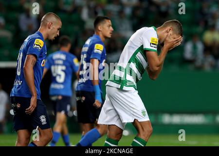 Zouhair Feddal von Sporting CP (R ) reagiert während des Fußballspiels der Portugiesischen Liga zwischen Sporting CP und CS Maritimo am 24. September 2021 im Stadion Jose Alvalade in Lissabon, Portugal. (Foto von Pedro FiÃºza/NurPhoto) Stockfoto