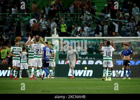 Die Spieler von Sporting feiern am 24. September 2021 das Fußballspiel der Portugiesischen Liga zwischen Sporting CP und CS Maritimo im Stadion Jose Alvalade in Lissabon, Portugal. (Foto von Pedro FiÃºza/NurPhoto) Stockfoto