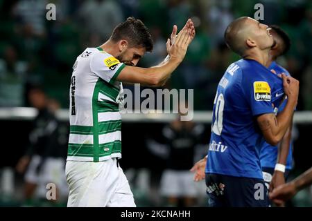 Paulinho von Sporting CP (L) reagiert während des Fußballspiels der Portugiesischen Liga zwischen Sporting CP und CS Maritimo am 24. September 2021 im Stadion Jose Alvalade in Lissabon, Portugal. (Foto von Pedro FiÃºza/NurPhoto) Stockfoto