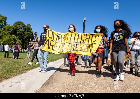 Teenager mit Sunrise Movement DC marschieren zum Reflecting Pool auf dem Gelände des US-Kapitols, um sich freitags für die Zukunft dem globalen Klimastreik anzuschließen. Fridays for Future ist eine globale Jugendorganisation, die 2018 von Greta Thunberg und Schulstreikern in Schweden gegründet wurde. Mehr als hundert Jugendliche nahmen an dem Protest in Washington Teil. (Foto von Allison Bailey/NurPhoto) Stockfoto