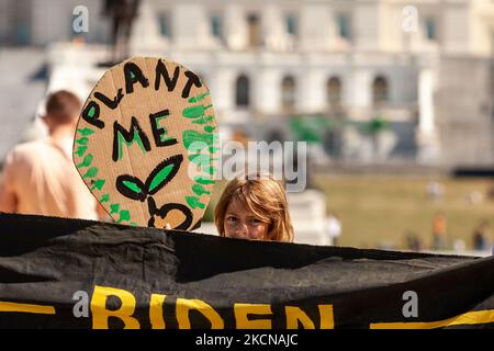 Ein junger Protestler, der für eine grüne Zukunft eintritt, schließt sich freitags für die Zukunft dem globalen Klimastreik an. Fridays for Future ist eine globale Jugendorganisation, die 2018 von Greta Thunberg und Schulstreikern in Schweden gegründet wurde. Mehr als hundert Jugendliche nahmen an dem Protest in Washington Teil. (Foto von Allison Bailey/NurPhoto) Stockfoto