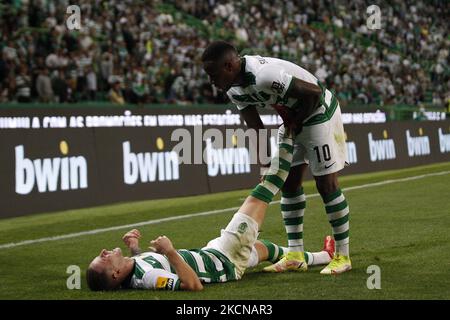 Nuno Santos (D) wird von Jovane Cabral (U) während des Spiels um Liga BWIN zwischen Sporting CP und Maritimo, in Estádio de José Alvalade, Lissabon, Portugal, unterstützt, 24. September, 2021 (Foto von João Rico/NurPhoto) Stockfoto