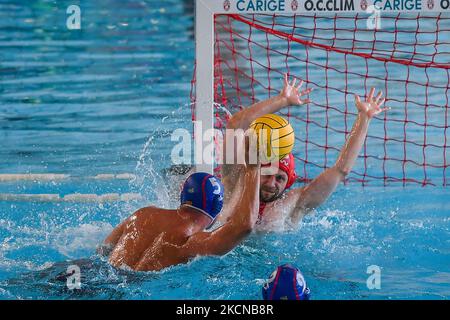 GARCIA TERRON Pol Terrassa) und jung Dawid (AZS) während des len Cup - Champions League Wasserball Spiel AZS UW Waterpolo Warschau (POL) gegen CN Terrassa (ESP) am 24. September 2021 in den Zanelli Pools in Savona, Italien (Foto by Danilo Vigo/LiveMedia/NurPhoto) Stockfoto