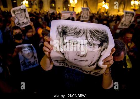 Tausende von Menschen demonstrieren vor der Regionalregierung Kataloniens zur Unterstützung des Unabhängigkeitspräsidenten im Exil, Carles Puigdemont, der einige Stunden auf der italienischen Insel Sardinien festgehalten wird. Am 24. September 2021 in Barcelona, Katalonien, Spanien. (Foto von Albert Llop/NurPhoto) Stockfoto