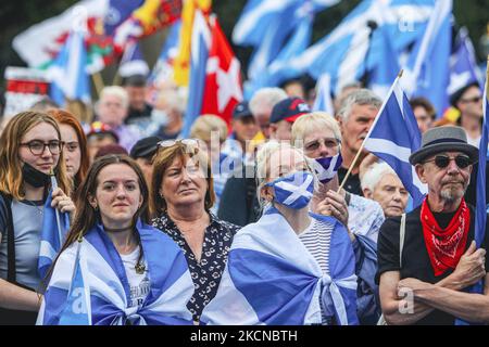 Schottische Unabhängigkeitsbefürworter marschieren am 25. September 2021 in Edinburgh, Schottland, während eines „All Under One“-Banner-marsches durch Edinburgh. Das Ziel der Organisatoren ist es, unabhängige Aktivisten in ganz Schottland durch die Organisation von Märschen und Kundgebungen zu vereinen, die zuvor in Edinburgh, Dumfries und Dundee größere Kundgebungen abgehalten haben. (Foto von Ewan Bootman/NurPhoto) Stockfoto