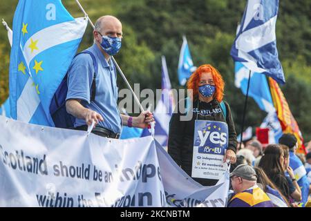 Schottische Unabhängigkeitsbefürworter marschieren am 25. September 2021 in Edinburgh, Schottland, während eines „All Under One“-Banner-marsches durch Edinburgh. Das Ziel der Organisatoren ist es, unabhängige Aktivisten in ganz Schottland durch die Organisation von Märschen und Kundgebungen zu vereinen, die zuvor in Edinburgh, Dumfries und Dundee größere Kundgebungen abgehalten haben. (Foto von Ewan Bootman/NurPhoto) Stockfoto